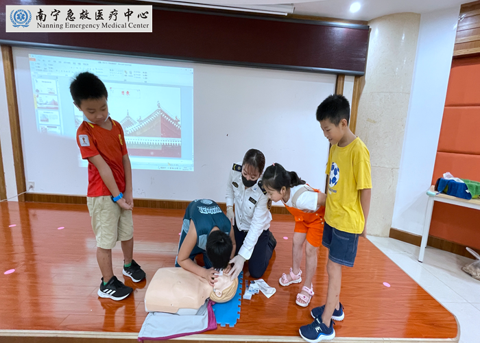 孩子们积极参与心肺复苏训练 (1).png